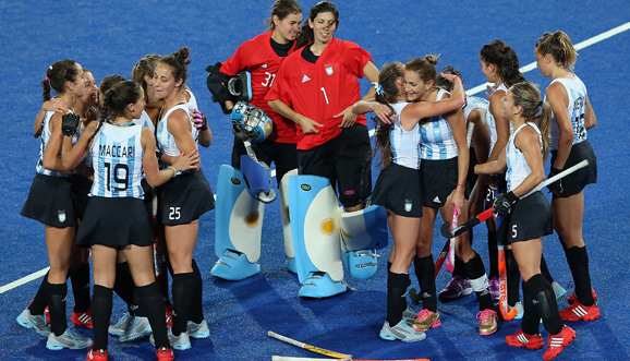 Las Leonas, lderes y en semis