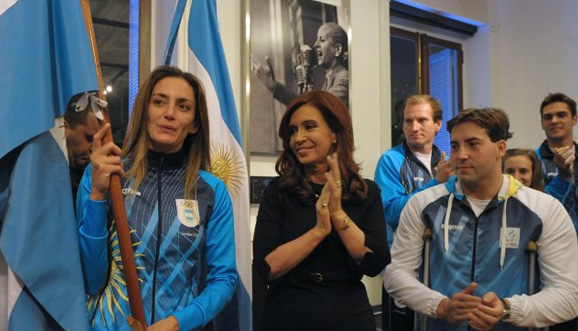 Aymar recibi la bandera de manos de Cristina Kirchner