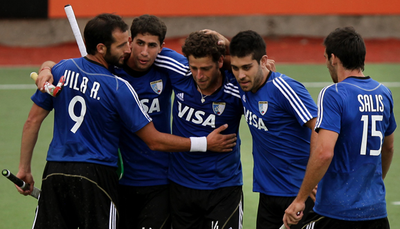 Argentina gan y encabeza el Grupo B