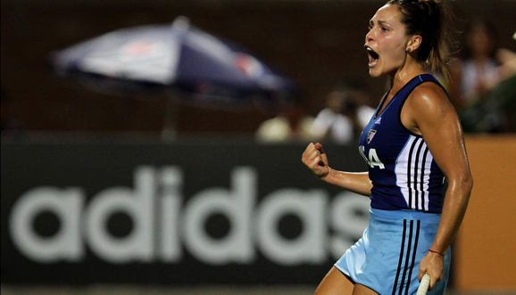 Las Leonas empataron en el debut